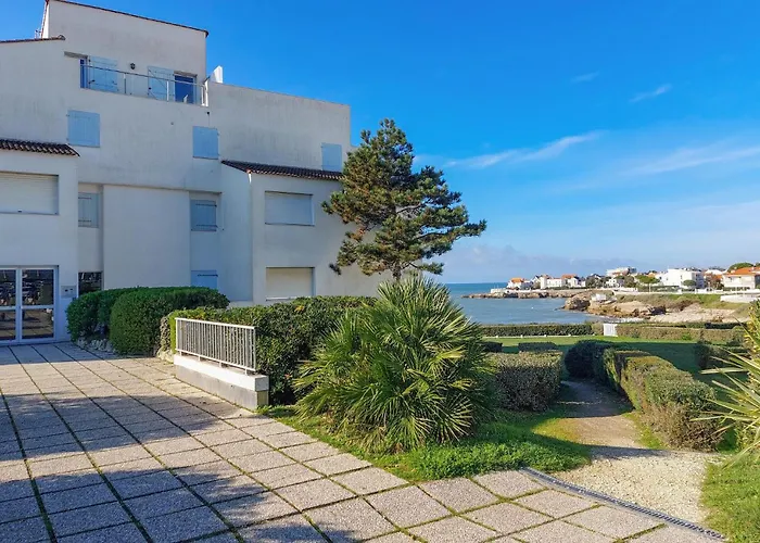 2 Bedroom Amazing In Руаян